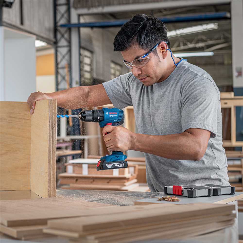 Parafusadeira/furadeira com impacto a bateria 18V bivolt GSB 185