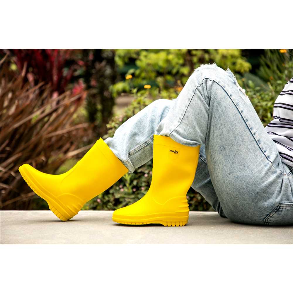 Bota de PVC Linha Boots Amarela Cano Médio com Forro Poliéster